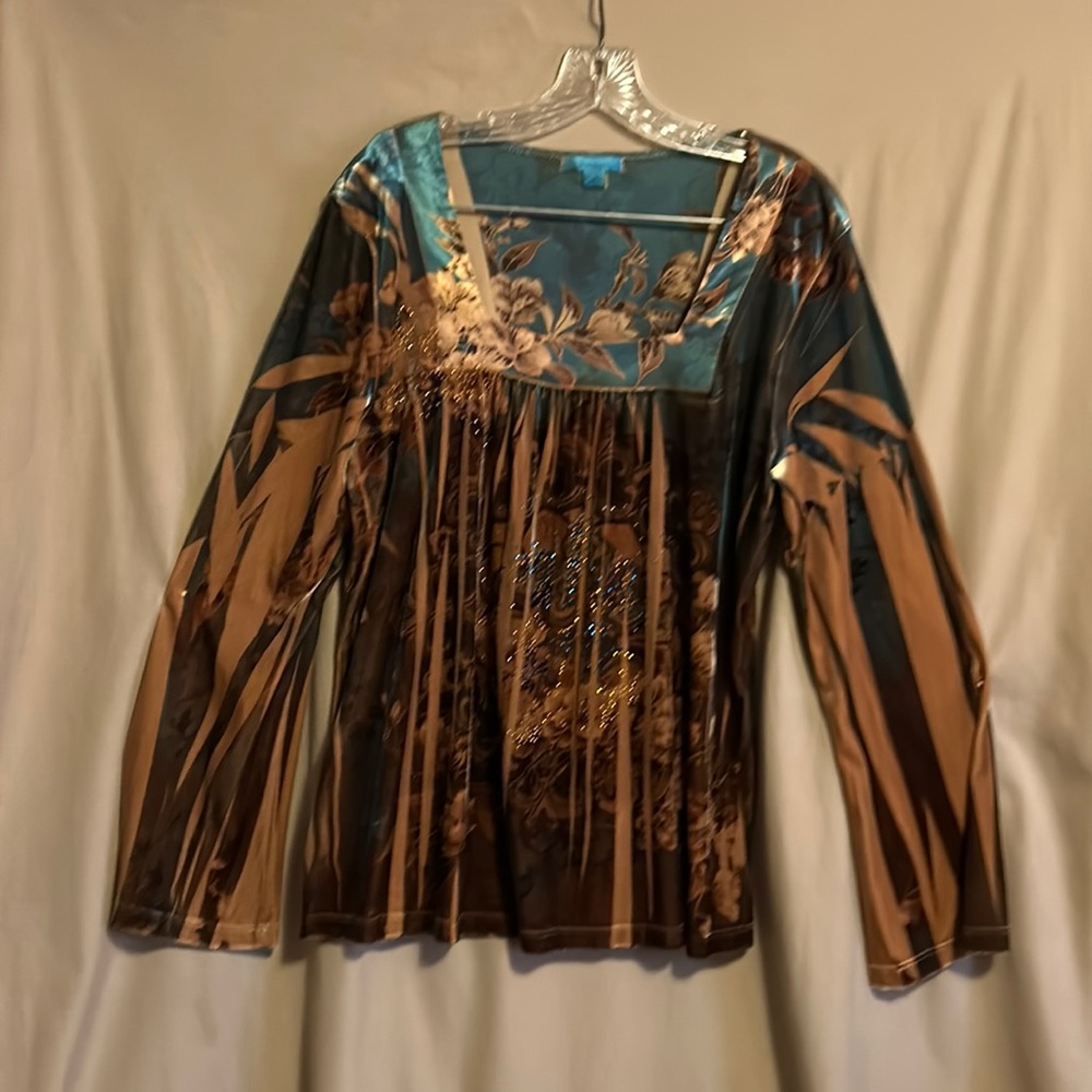 Gorgeous ready for cooler weather velvety distressed Dressbarn top size large